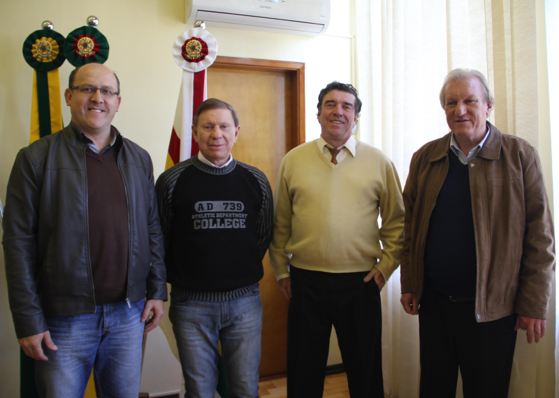 PREFEITO RECEBE PRESIDENTE DA IV EXPOTERNEIRA